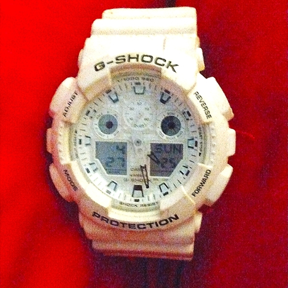 G Shock resist wristwatch color is white I good condition